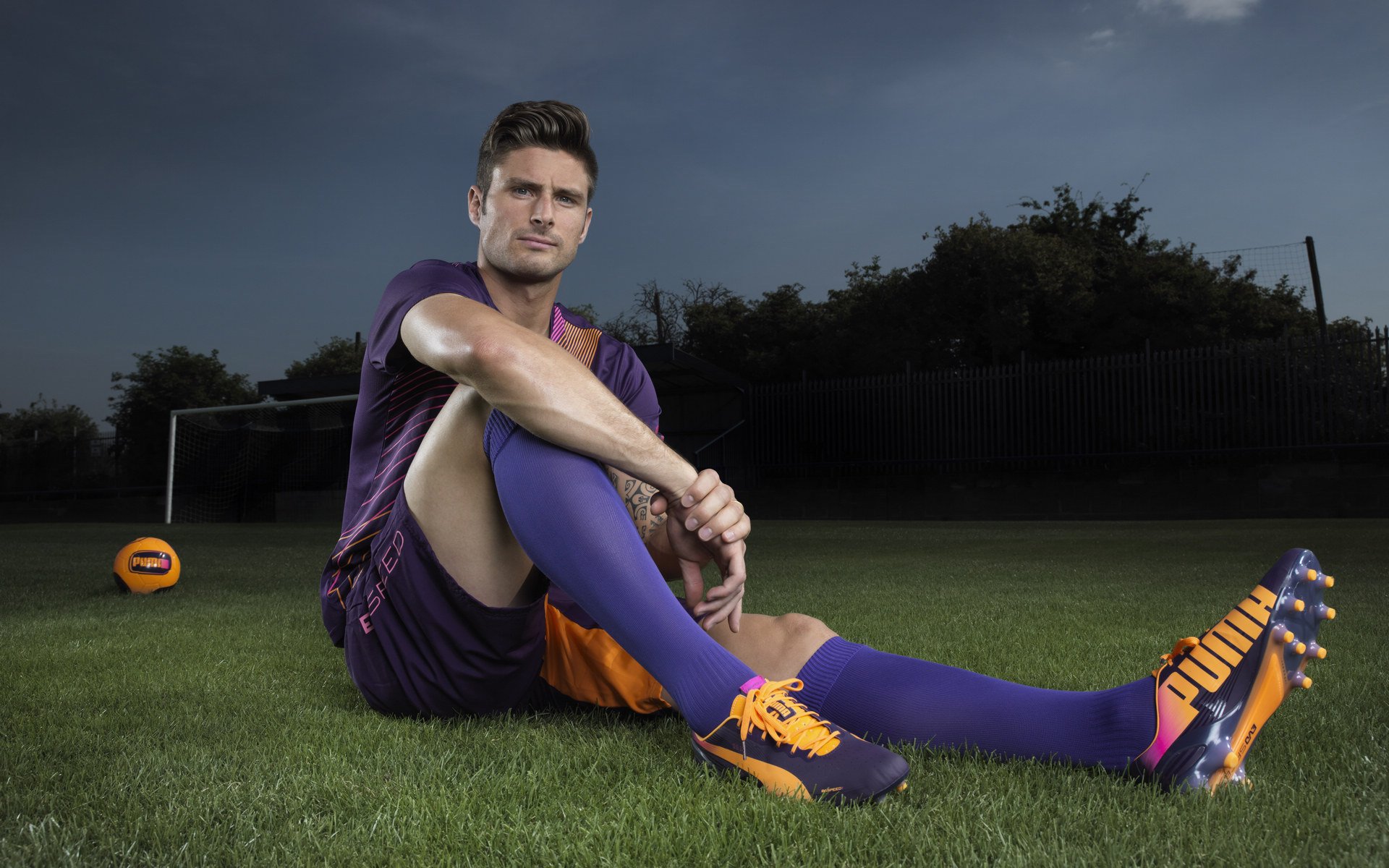 C罗训练中与小球迷互动温馨一刻，c罗小球迷感动瞬间