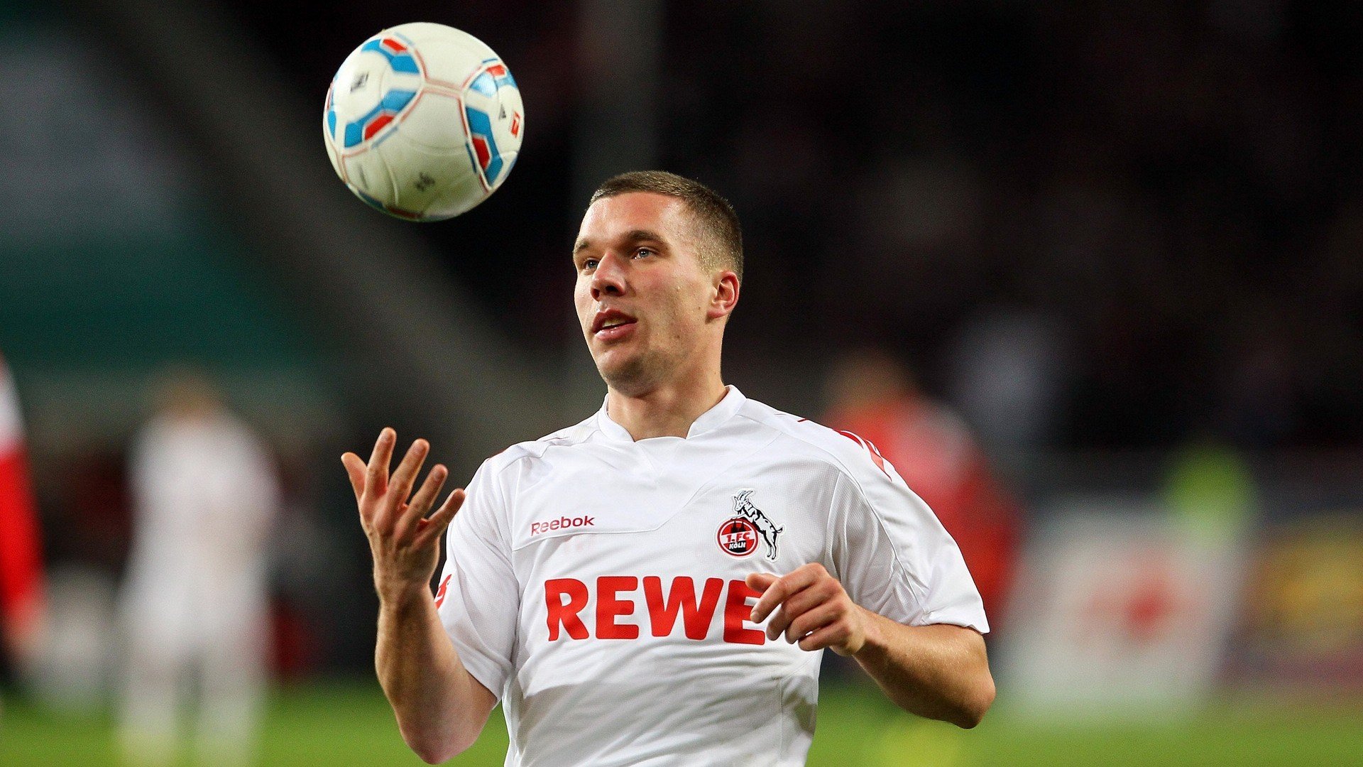 开云体育APP下载-英超战火纷飞：每一次攻门都扣人心弦，英超战术分析